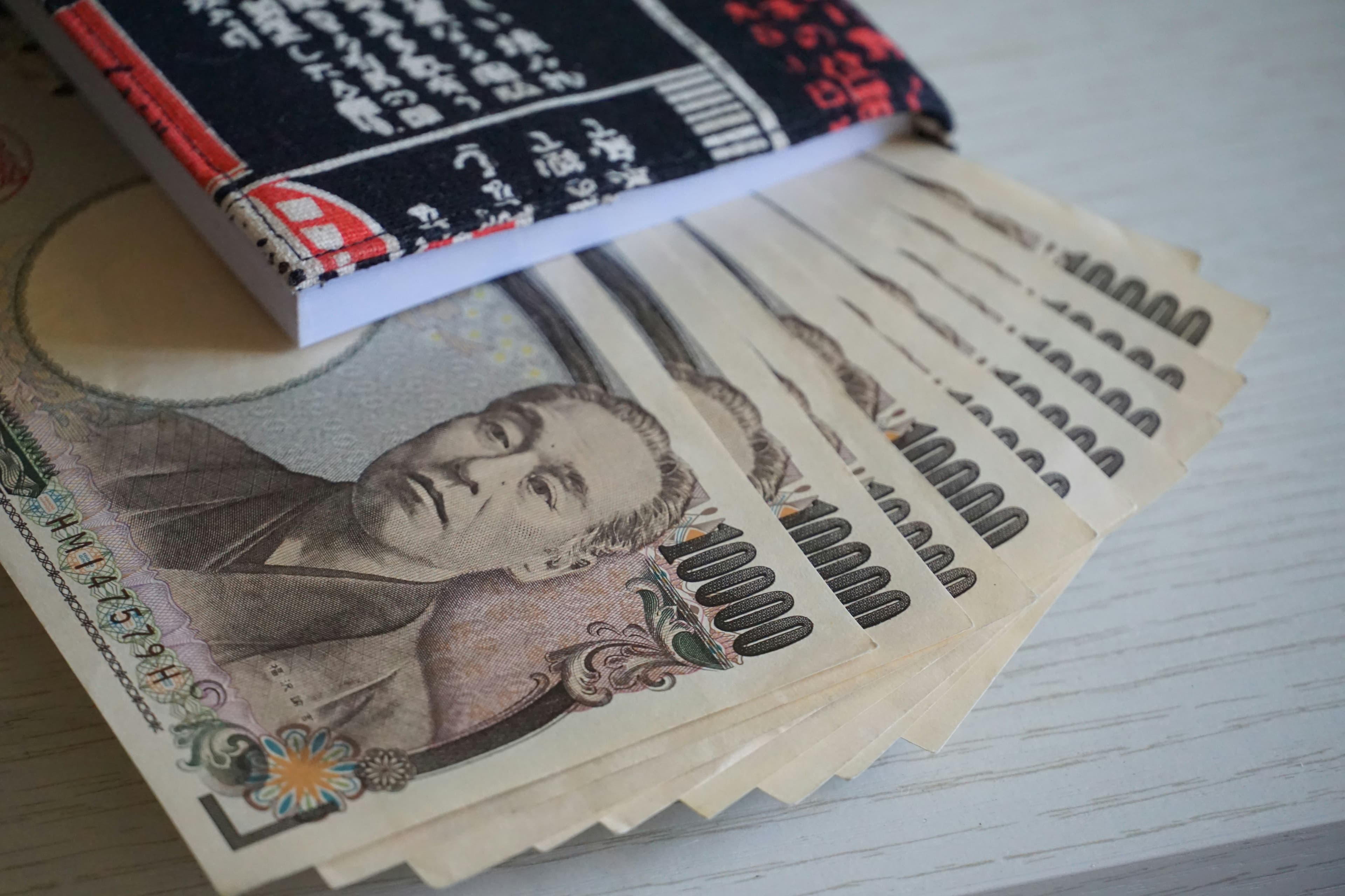 JPY currency weakens